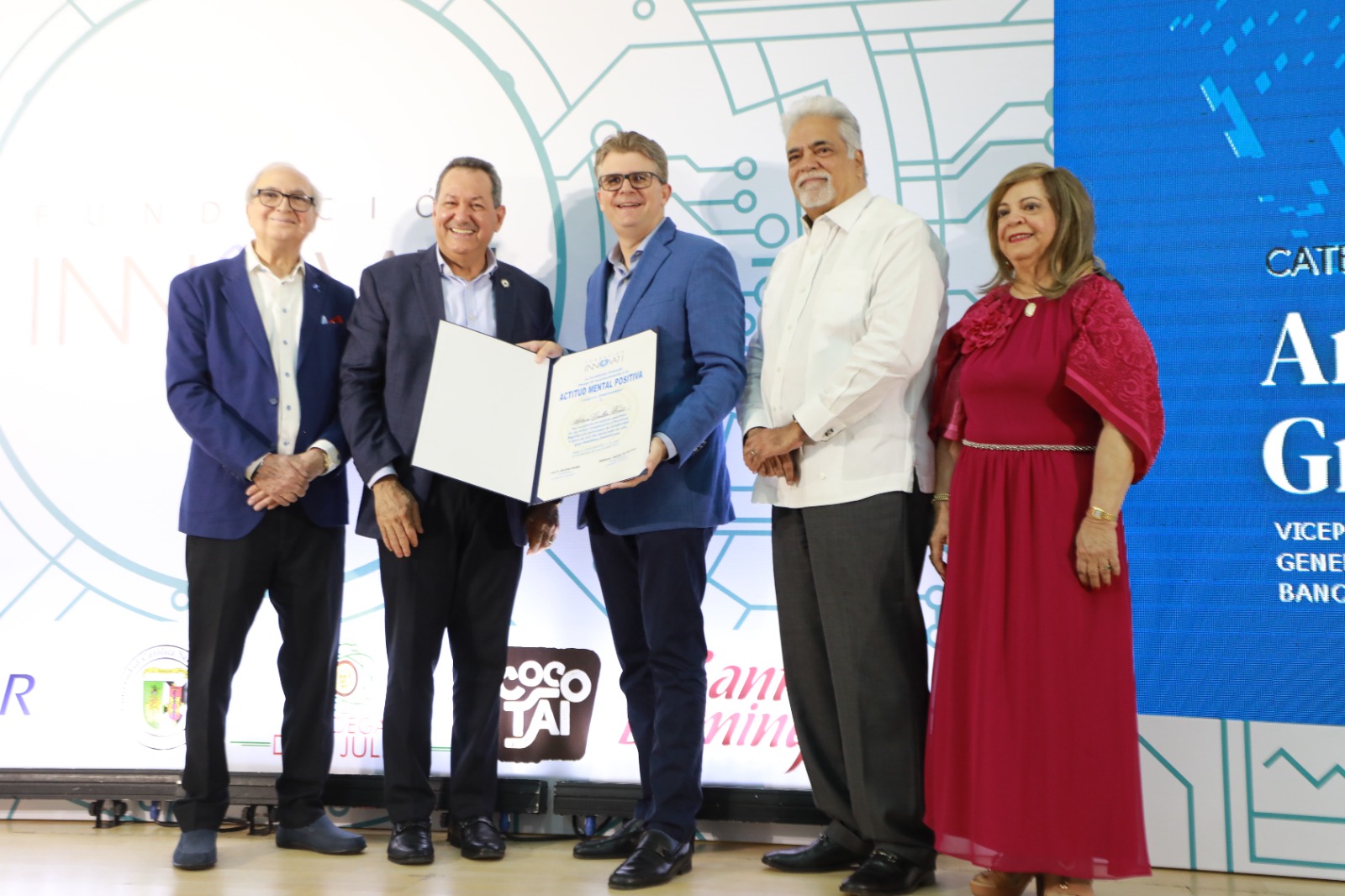 Director de Promipyme entrega reconocimientos en la categoría Emprendimiento  en la premiación de la fundación Innovati.